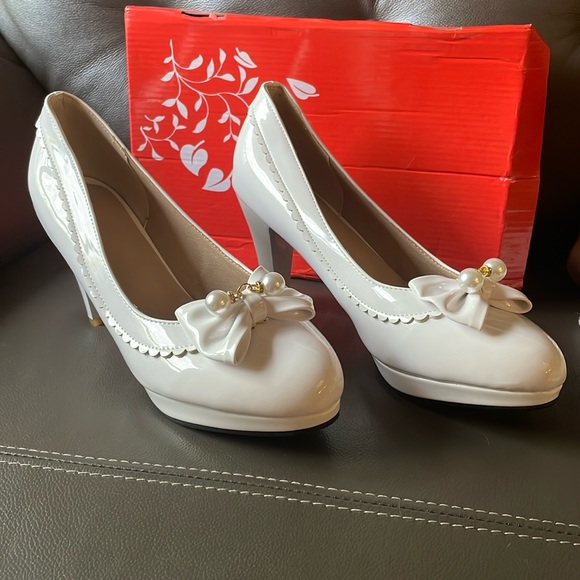 Retro Stage Brand Shoes - Retro Stage Brand White Heels with Pearls Size 43 fits a size 9 Women’s